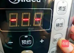 Illustration of how to make rock sugar lily porridge 5