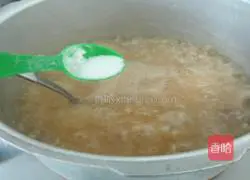 Illustration of how to make lean meat porridge 6