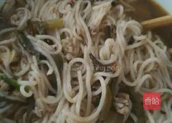 Lazy man Illustration of cooking rice noodles 12