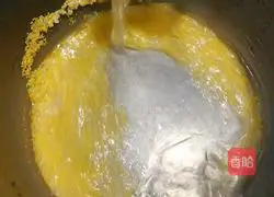 Illustration of how to make yam and apple porridge 3