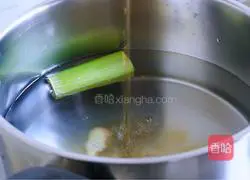 Illustration of how to make preserved egg, lettuce and lean meat porridge 2