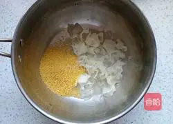 Illustration of how to make white fungus, red dates and millet porridge 3
