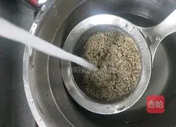 Illustration of how to make black millet and lily porridge 2