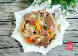 Illustration of how to make fried rice noodles with pork liver 1