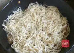 Illustration of how to braise noodles in an iron pot 6