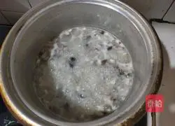 Illustration of how to make preserved egg and lean meat porridge 8