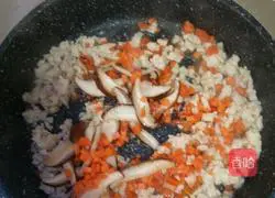 Illustration of how to make mushroom and chicken porridge 4