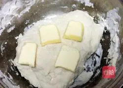 Illustration of how to make hamburger embryos (small meal buns) 5