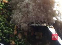 Illustration of how to make braised rice with diced beans and pork in a long vat 12