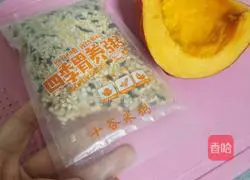 Illustration of how to make pumpkin and ten-grain rice porridge 1