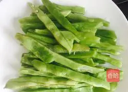 1 Braised noodles with shredded chicken and beans Practice illustration 2