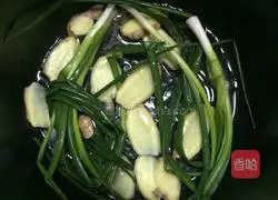 Illustration of how to make rice cooker salt-baked chicken 3