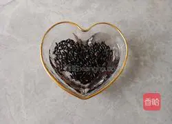 Illustration of how to make black rice and peanut porridge 1