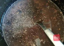Illustration of how to make glutinous rice and black bean porridge 5