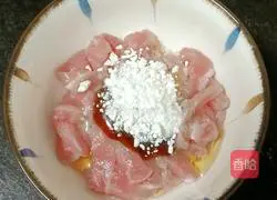 Illustration of how to make rice noodles with egg and lean meat soup 1