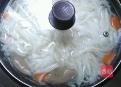 Illustration of how to make pork liver, lettuce and rice noodle soup 4