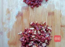 Illustration of how to make brown sugar, jujube and cranberry cake 3