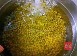 Illustration of how to make mung bean and lily porridge 2