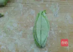 Illustration of how to make lotus rolls that fill the dining table with spring scenery 8