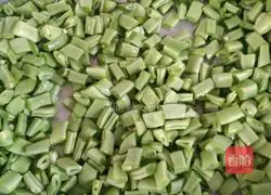 Illustration of making braised beans and noodles 5