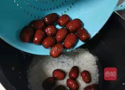 Illustration of how to make longan and red date porridge 6