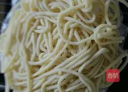 Old Beijing Lentil Stewed Noodles Illustration 3