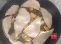 Illustration of how to make chicken stewed sweet potato pot stickers 7