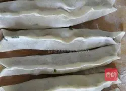 Illustration of how to make leek and pork open pot stickers 7