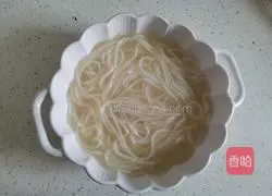 Illustration of how to make rice noodles with mushrooms and chicken 12