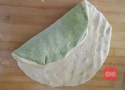 Illustration of how to make two-color flaxseed pink flower rolls 6