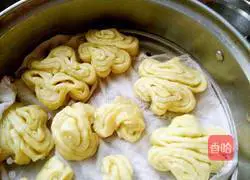 Illustration of how to make sweet potato rolls 8