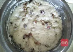 Illustration of how to make red date and raisin cake 10