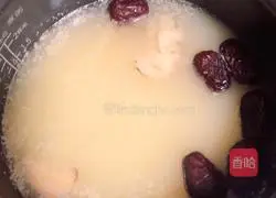 Illustration of how to make Angelica Astragalus Millet Porridge (blood-tonifying and qi-tonifying medicinal diet) 3