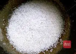 Illustration of how to make sausage baked rice 1