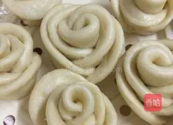 Illustration of how to make a rose roll 9