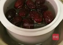 Illustration of how to make three-color quinoa, millet and red date porridge 4