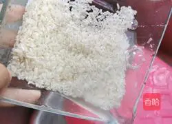 Illustration of how to make peach gum brown sugar rice porridge 4