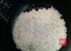 Illustration of how to make wolfberry black bean porridge 2