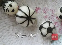 Illustration of how to make football rice balls 5