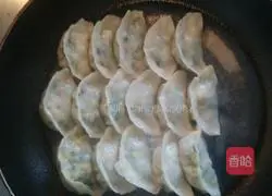 Illustration of how to make vegetarian three-fresh pot stickers 11