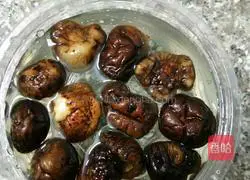 Illustration of how to make mushroom and lean meat porridge 2