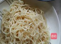 Illustration of making cold noodles with shredded chicken 1
