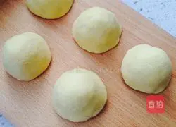 Illustration of how to make milk-flavored red date buns 10