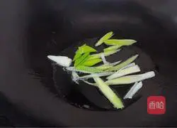 Illustration of how to make fried rice noodles with shredded chicken 2
