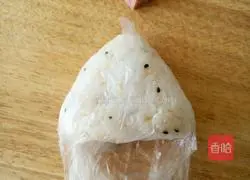 Illustration of how to make red sausage rice balls 9