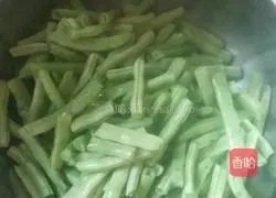 Illustration of how to make braised beans and noodles 1