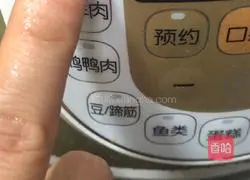 Illustration of how to make longan, red dates and millet porridge 5