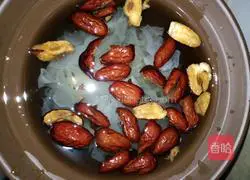 Illustration of how to make longan and red bean barley porridge 5