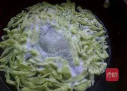 Illustration of how to make cold noodles with diced beans and pork 7