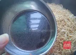 Illustration of how to make braised noodles with garlic moss 9